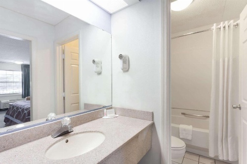 Super 8 by Wyndham Kingston image 13