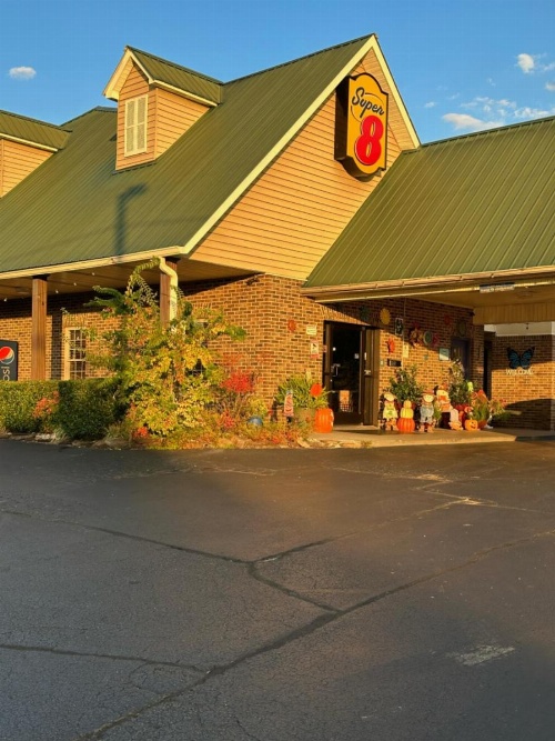 Super 8 by Wyndham Kingston image 14