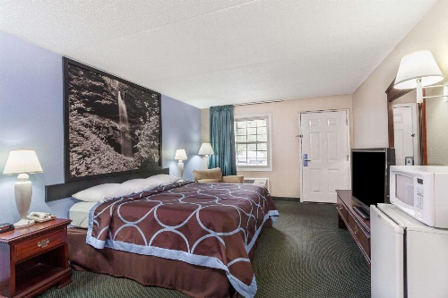 Super 8 by Wyndham Kingston image 4